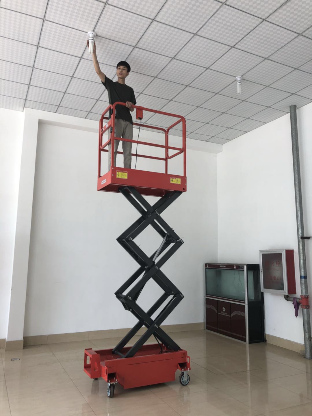 半自動小型剪叉升降機 半自動小型剪叉升降機